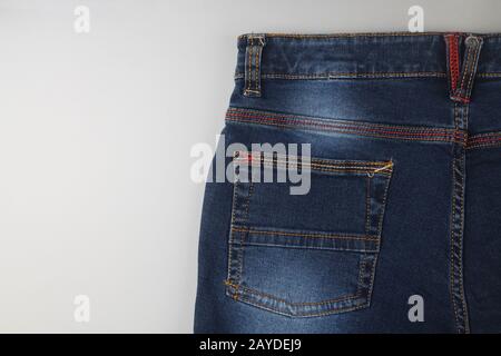 Titel: Blaue Jeans Hose isoliert auf grauem Hintergrund Stockfoto