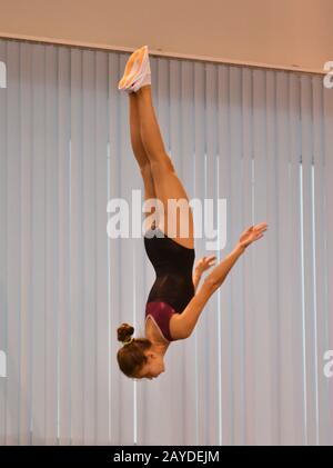 Orenburg, Russland - 4. Dezember 2016: Mädchen treten im Trampolinspringen auf Wettbewerben bei t an Stockfoto