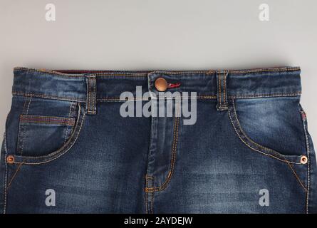 Titel: Blaue Jeans Hose isoliert auf grauem Hintergrund Stockfoto
