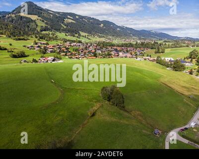 Luftbild, Obermaiselstein und Sonderdorf mit Äckern und Weiden, Oberallbräu, Regierungsbezirk Schwaben, Bavari Stockfoto