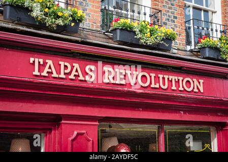 Windsor, Großbritannien - 10. Februar 2020: Das Restaurant "The Tfront of Tapas Revolution" in der Stadt Windsor Stockfoto