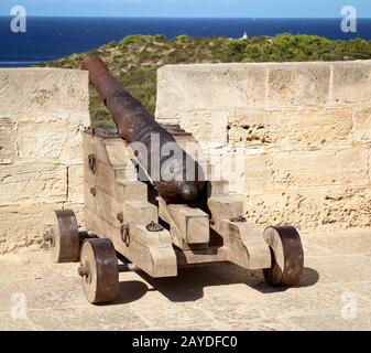 Eine mittelalterliche Kanone an einem Hafenbecken Stockfoto