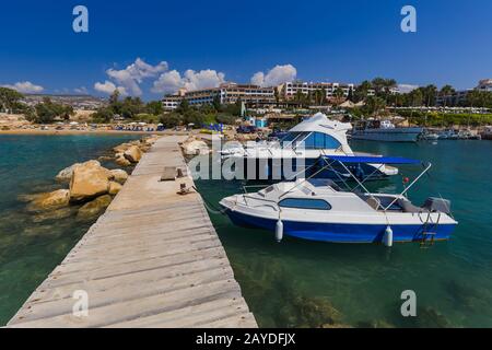 Boote am Korallenrand in Paphos Zypern Stockfoto