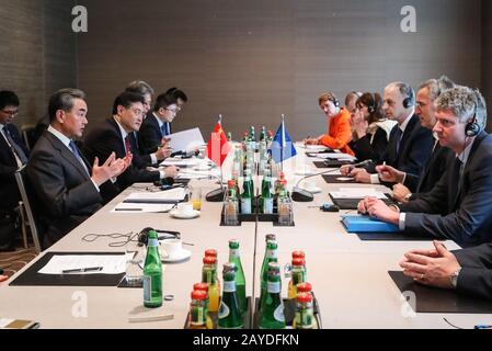 München, Deutschland. Februar 2020. Der chinesische Staatsrat und Außenminister Wang Yi trifft sich mit NATO-Generalsekretär Jens Stoltenberg in München am 14. Februar 2020. Credit: Shan Yuqi/Xinhua/Alamy Live News Stockfoto