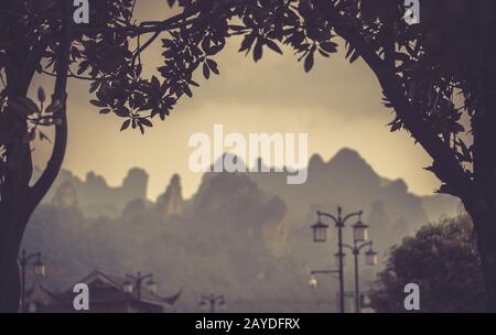 Blick auf felsige Karstbergformationen in Zhangjiajie Stockfoto