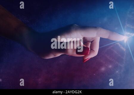 Nahaufnahme der Frau, Die Dna-Molekül berührt. Gemischte Medien. Stockfoto