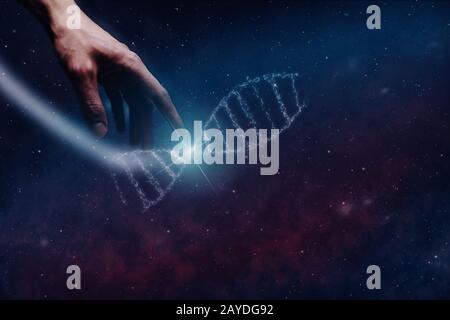 Nahaufnahme des Menschen, Der Dna-Molekül und Nebel berührt. Gemischte Medien. Stockfoto