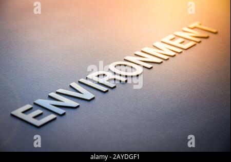 Word-Umgebung mit weißen, durchgehenden Buchstaben Stockfoto