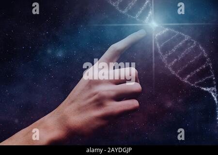 Nahaufnahme des Menschen, Der Dna-Molekül und Nebel berührt. Gemischte Medien. Stockfoto