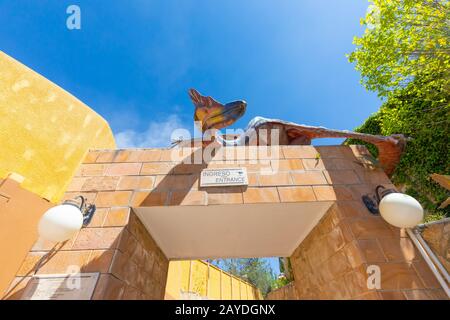 Sucre Bolivia kreidepark Dinosaurier über dem Eingang Stockfoto