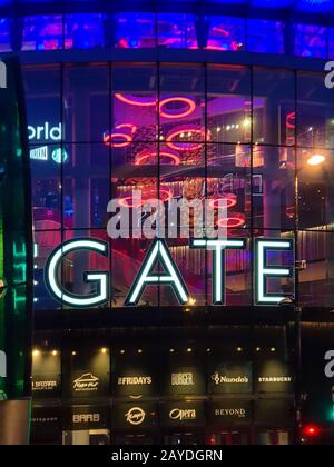 Abendeinfang mit dem beleuchteten Eingang zum Gate Entertainment Complex in Newcastle, Tyne und Wear. Stockfoto