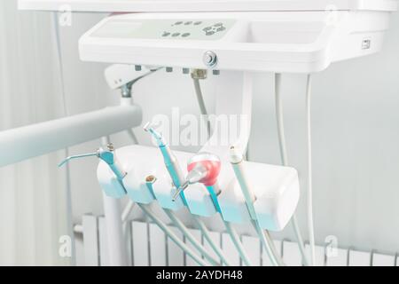 Teil des Zahnstuhls mit Bohrer, Luft und anderen Geräten Stockfoto