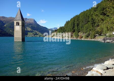 Kirchturm der ehemaligen Pfarrkirche St. Katharina in Reschensee in Südtirol Stockfoto