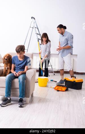 Junge Familie, die Hausrenovierung macht Stockfoto