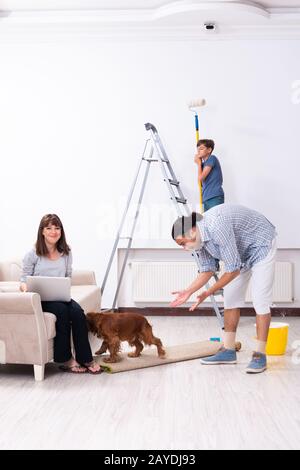 Junge Familie, die Hausrenovierung macht Stockfoto