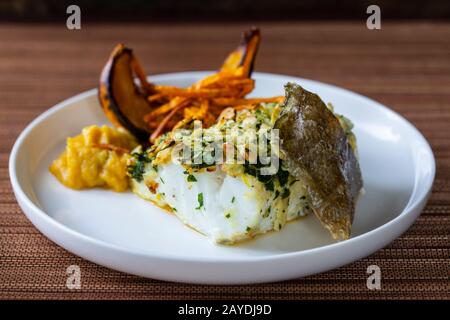 Kabeljauloin in Mandelkruste mit Kürbis und Fenchel Stockfoto