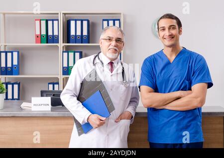 Zwei Ärzte im Gespräch an der Rezeption im Krankenhaus Stockfoto
