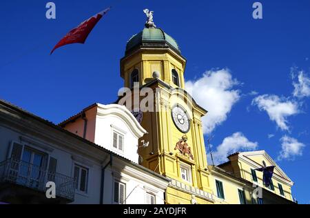 Die Spitze des Uhrturms der Stadt im Stil des Barock mit einer Drachenskulptur auf Sonnenschein in der kroatischen Stadt Rijeka, der Kulturhauptstadt Europas 2020 Stockfoto