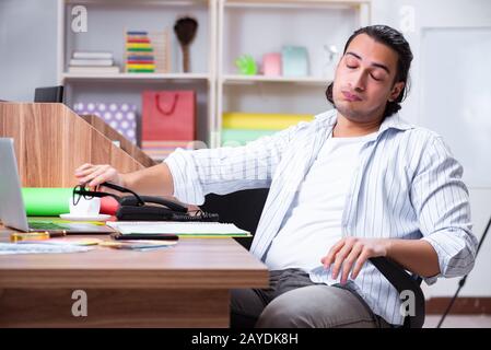 Junge männliche Designer arbeiten im Büro Stockfoto