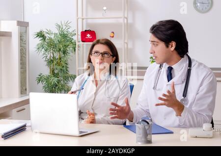 Zwei Ärzte in der Klinik arbeiten Stockfoto