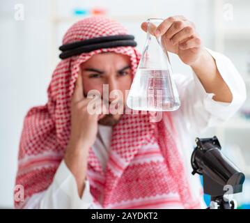 Arabische Chemiker Prüfung der Qualität von Trinkwasser Stockfoto