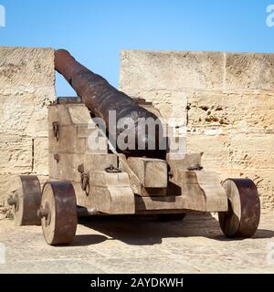 Eine mittelalterliche Kanone an einem Hafenbecken Stockfoto