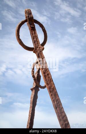 Alte verrostete metallische Gegenstände mit einem Ring Stockfoto