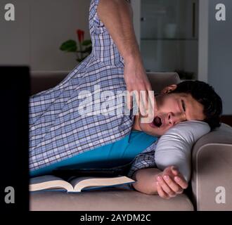 Man Fernsehen spät in der Nacht Stockfoto