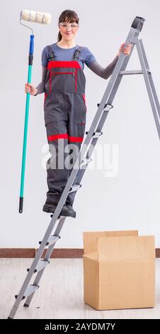 Frau Maler Malerei in der neuen Wohnung Stockfoto