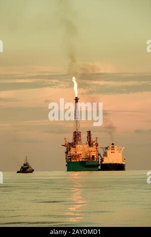 (Petronas) die erste schwimmende Flüssiggasanlage (PFLNG 1), auch PFLNG SATU genannt, wurde für das Kanowitgasfeld entwickelt Stockfoto