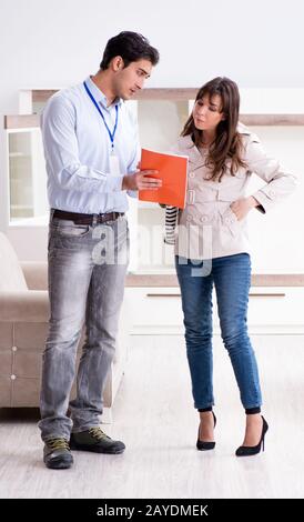 Verkäufer zu erklären, Frau Kunde im Möbelhaus Stockfoto