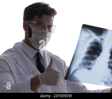 Junger Arzt suchen an x-ray Bilder isoliert auf weißem Stockfoto