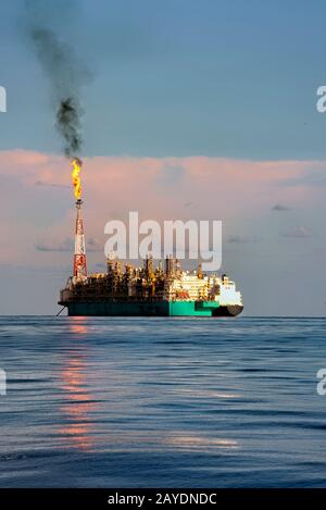 (Petronas) die erste schwimmende Flüssiggasanlage (PFLNG 1), auch PFLNG SATU genannt, wurde für das Kanowitgasfeld entwickelt Stockfoto