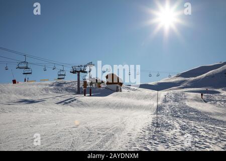 Les DEUX ALPEN, FRANKREICH - 14. JANUAR 2020; Die Menschen fahren auf den Pisten in Les Deux Alpen Stockfoto