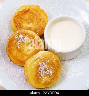 Gedeckter Tisch mit Brei Käsekuchen Kaffee im café Stockfoto