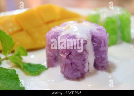 Closeup Popular Thai Purple Sticky Rice mit Cremiger Kokosnussmilch und Frischem Reifem Mango Stockfoto