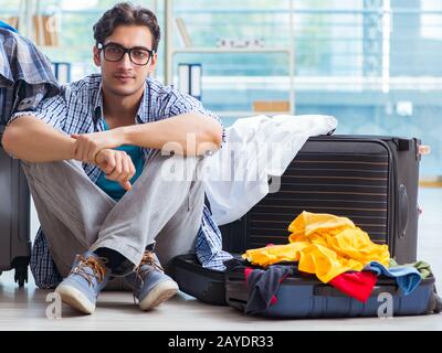 Der junge Mann die Vorbereitung für den Urlaub Reisen Stockfoto