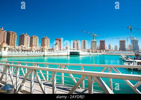 Gebäude und Yachten in Pearl-Katar in Doha Stockfoto