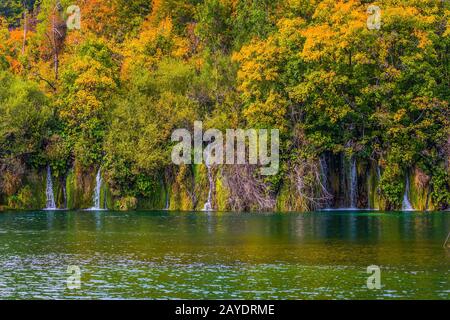 Viele kleine Wasserfälle Stockfoto