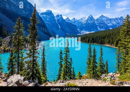 Lake Moraine mit smaragdfarbenem Wasser Stockfoto