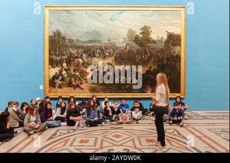 Torino, ITALIEN - Museum des Risorgimento. Schulkinder vor einem riesigen Gemälde der Schlacht von Solferino. Stockfoto