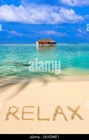 Wort entspannen Sie am Strand Stockfoto