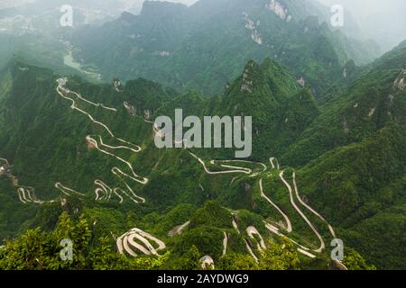 Berge Straße in Tianmenshan Naturpark - China Stockfoto