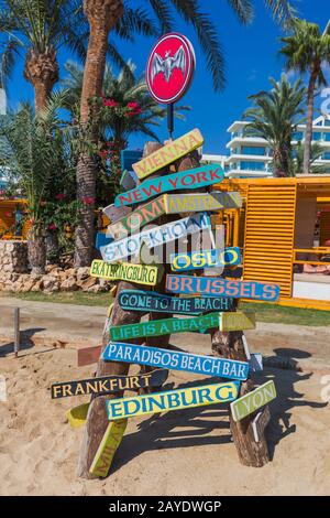 Wegweiser am Strand in Ayia Napa - Zypern Stockfoto