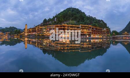 Antike Stadt Fenghuang bei Sonnenuntergang nach Hunan in China Stockfoto