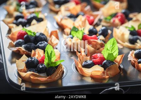 Frisch gebackene Phyllo-Tassen als süßer Sommer-Snack Stockfoto