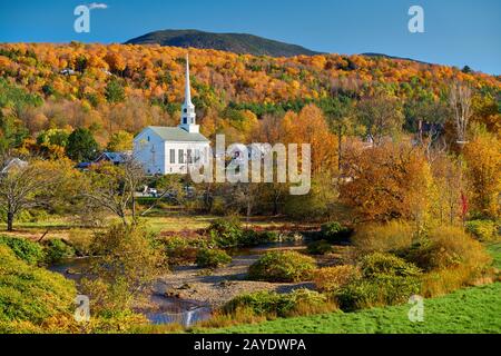 Kultige Neuengland-Kirche in Stowe Stadt im Herbst Stockfoto