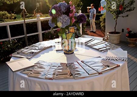 Southampton, NY, USA. August 2008. Atmosphäre beim intimen Abendessen, das von Haley & Jason Binn und Debra Halpert des Hampton Magazine zusammen mit Sara Herbert-Galloway & Alan Becker in einer privaten Residenz veranstaltet wird. Kredit: Steve Mack/Alamy Stockfoto