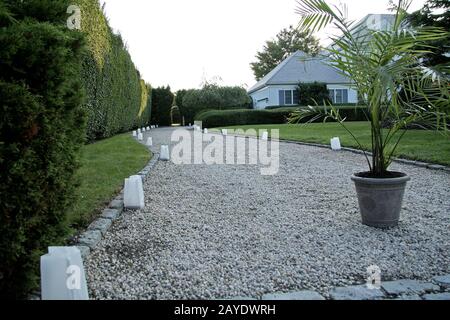 Southampton, NY, USA. August 2008. Atmosphäre beim intimen Abendessen, das von Haley & Jason Binn und Debra Halpert des Hampton Magazine zusammen mit Sara Herbert-Galloway & Alan Becker in einer privaten Residenz veranstaltet wird. Kredit: Steve Mack/Alamy Stockfoto