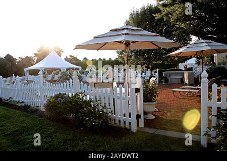 Southampton, NY, USA. August 2008. Atmosphäre beim intimen Abendessen, das von Haley & Jason Binn und Debra Halpert des Hampton Magazine zusammen mit Sara Herbert-Galloway & Alan Becker in einer privaten Residenz veranstaltet wird. Kredit: Steve Mack/Alamy Stockfoto